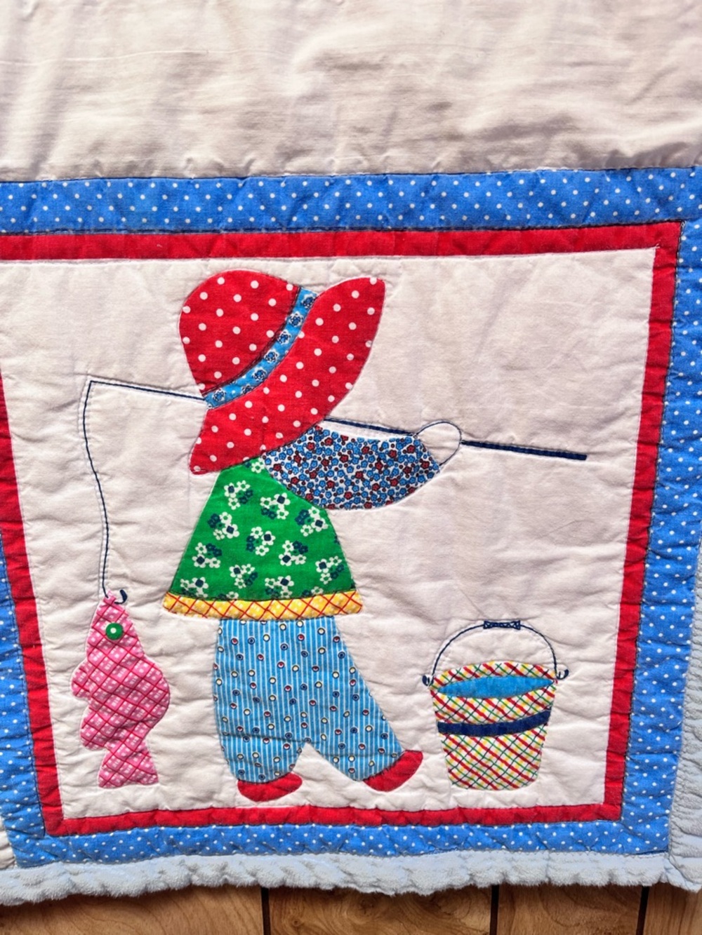 Vintage Appliqué Sunbonnet Sue Quilt Wall Hanging - Picture 4 of 7